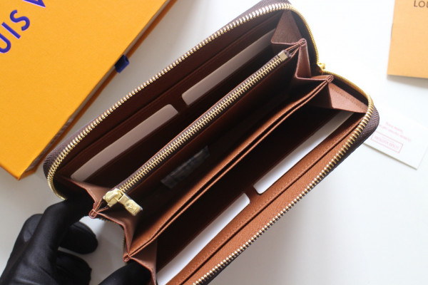 l0*is V*t0n zippy wallet