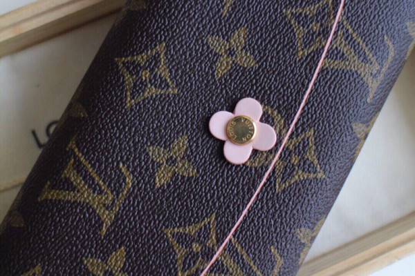 l0*is V*t0n emilie wallet