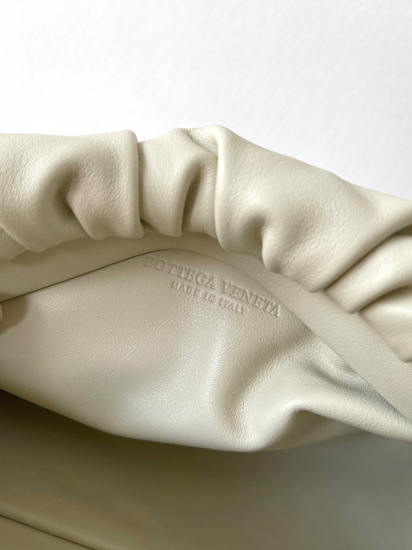 bo*te*ga Ve*ne*ta the chain pouch