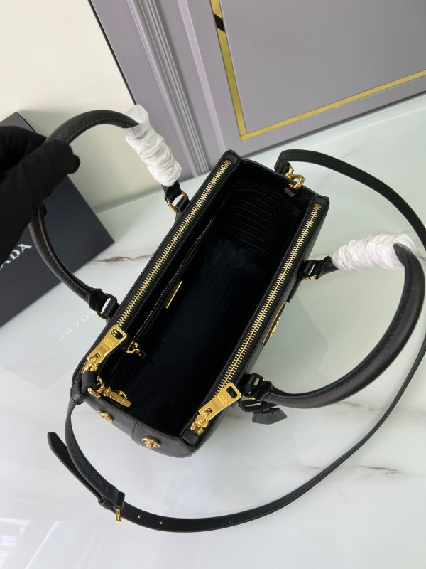 Pra*a galleria saffiano bag medium