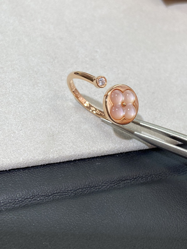 l0*is V*t0n earrings