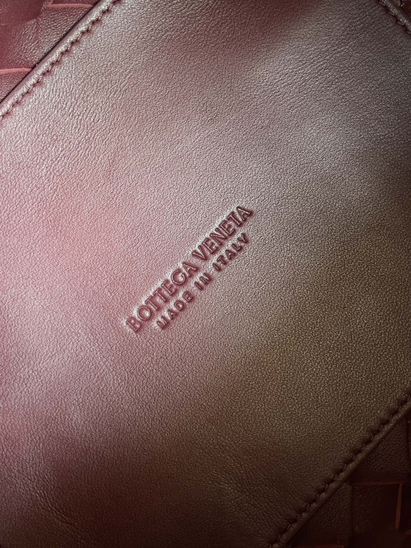 bo*te*ga Ve*ne*ta small parachute chain