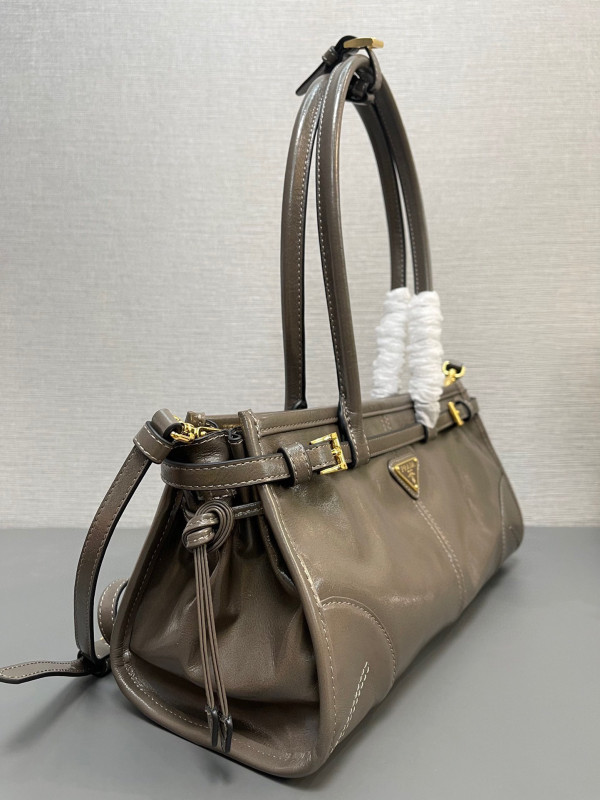 Pra*a medium leather handbag